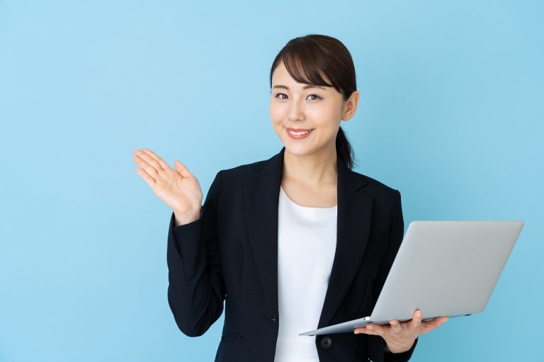 ビジネスウーマン ブルーバック